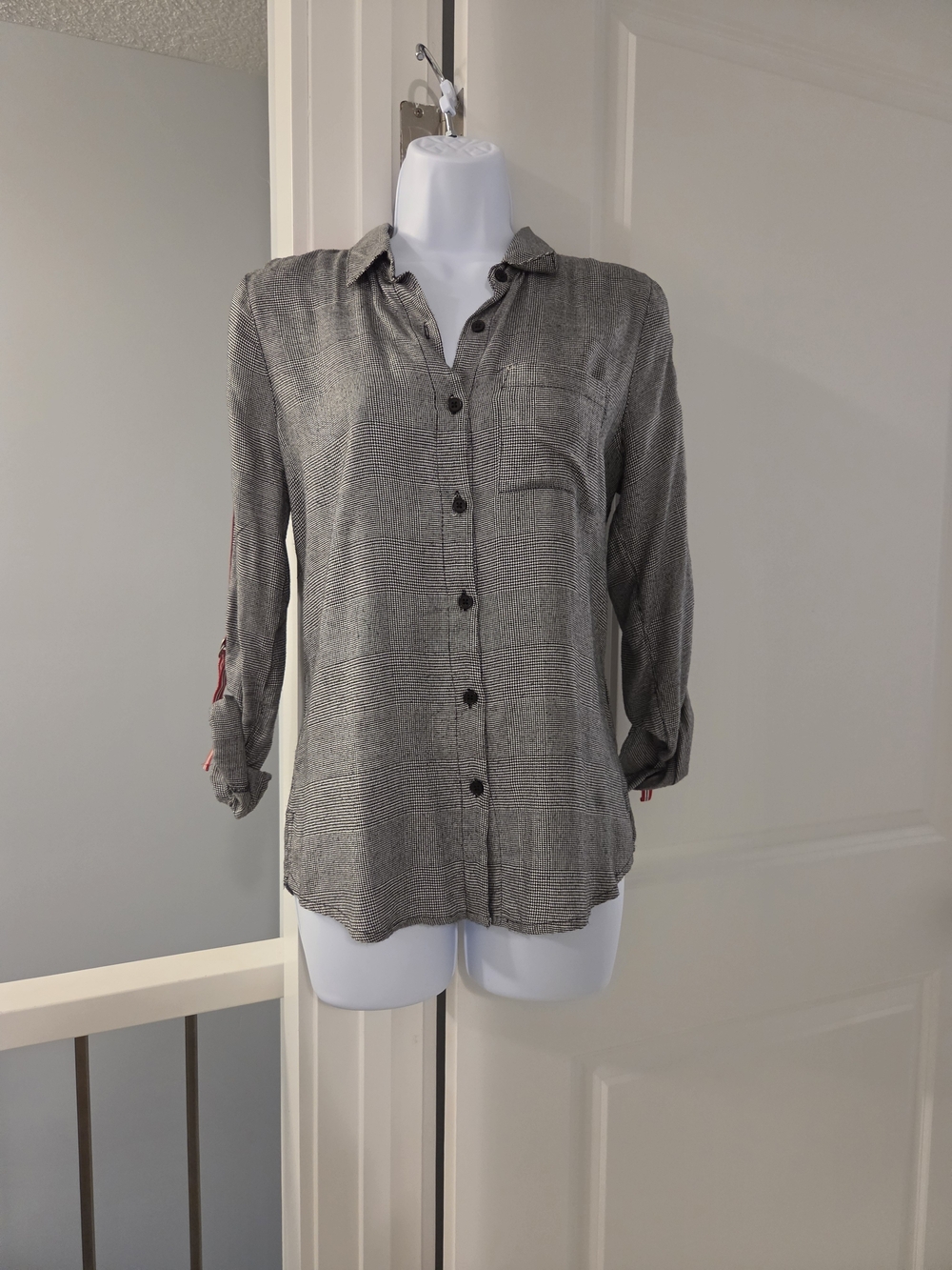 Guess Black And White Button-Down Long Sleeve Shirt XS